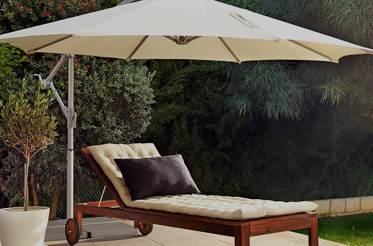 Comment le matériau des parapluies du patio affecte-t-il la durabilité et la protection solaire?